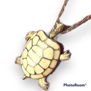 VINTAGE enamel turtle pendant necklace, Gold tone and cream